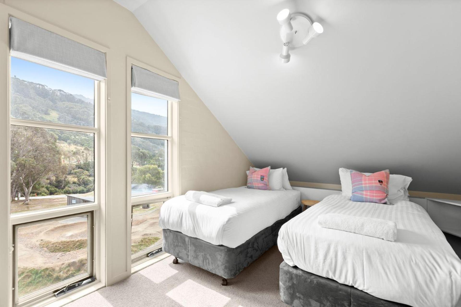 Village Green 2 Bedroom Loft Townhouse With Views Fireplace And Garage Parking Thredbo Ngoại thất bức ảnh
