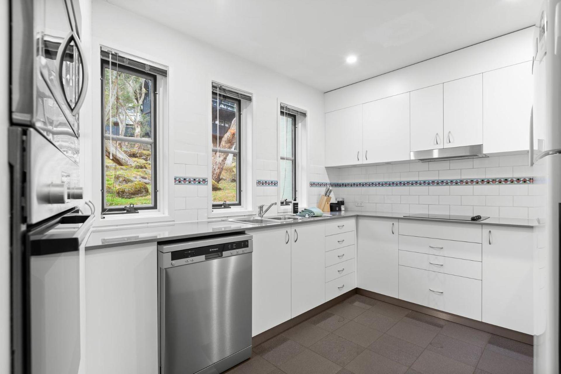 Village Green 2 Bedroom Loft Townhouse With Views Fireplace And Garage Parking Thredbo Ngoại thất bức ảnh