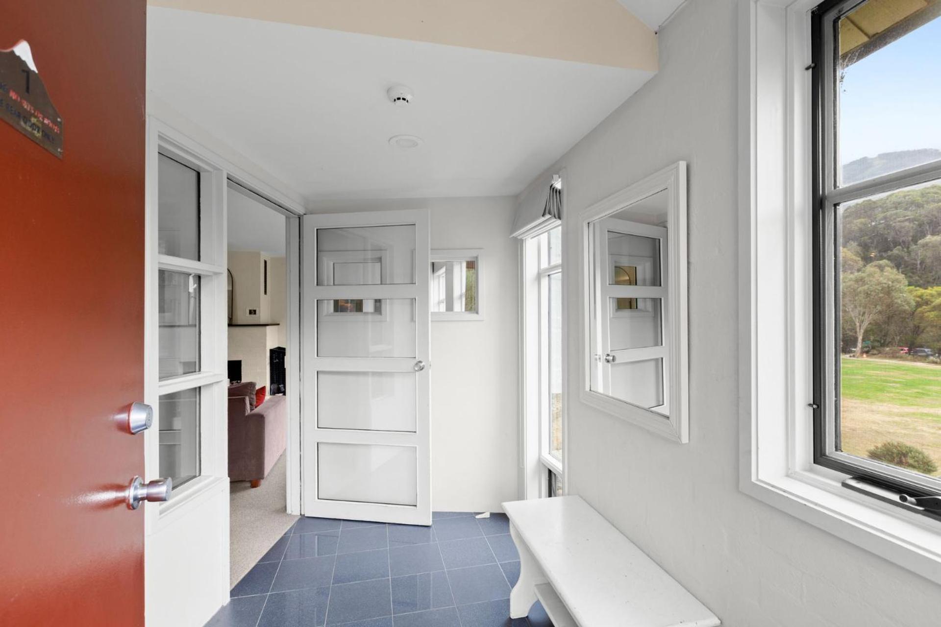 Village Green 2 Bedroom Loft Townhouse With Views Fireplace And Garage Parking Thredbo Ngoại thất bức ảnh