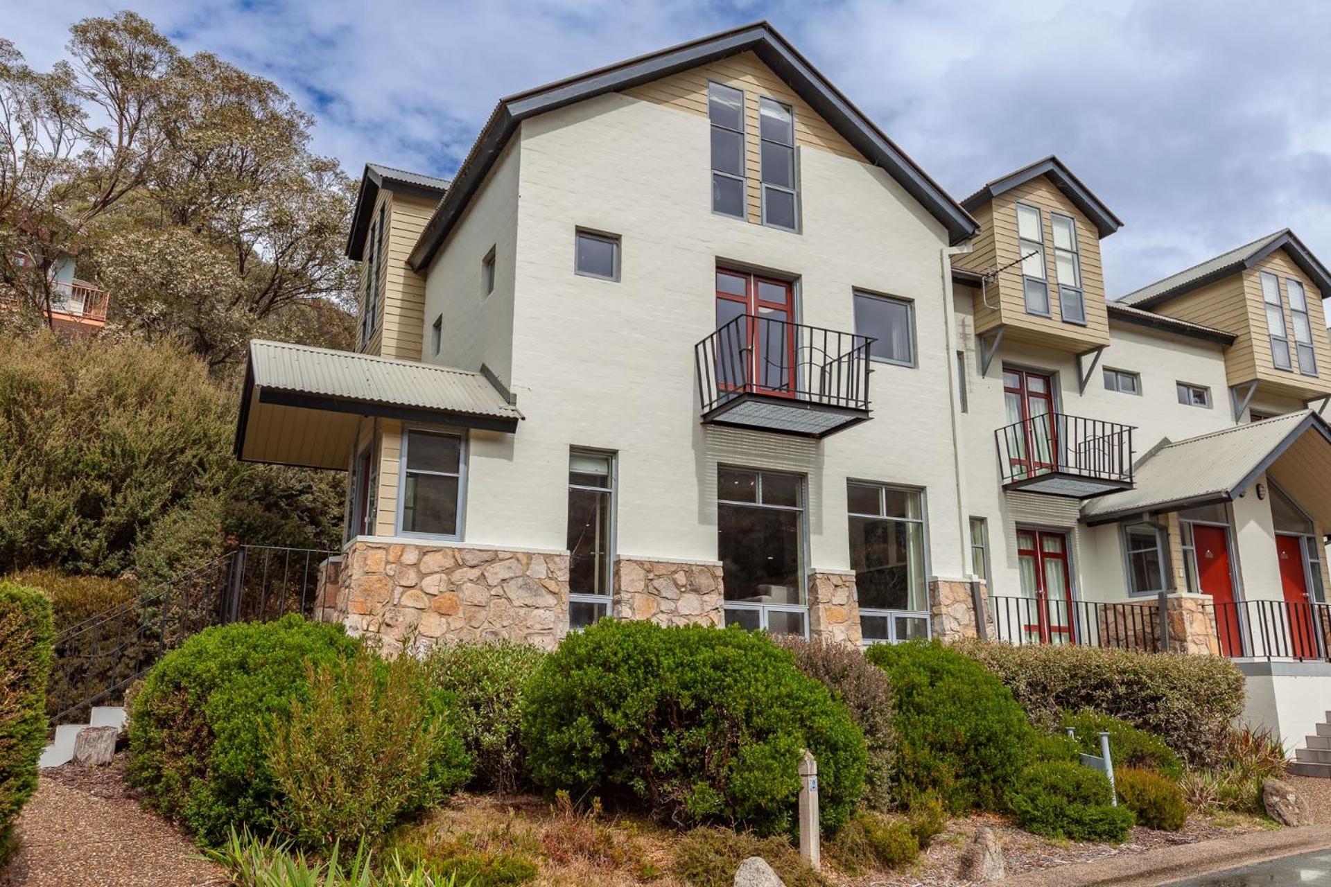 Village Green 2 Bedroom Loft Townhouse With Views Fireplace And Garage Parking Thredbo Ngoại thất bức ảnh